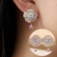 1 对时尚花朵设计耳环，镶嵌合成方晶锆石，风格简约优雅，百搭配饰