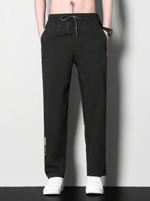 Pantalonii sport slim-fit pentru bărbați sunt confecționați dintr-un material ușor și elastic din amestec de poliester și sunt prevăzuți cu buzunare cu fermoar. Sunt potriviți pentru alergare și ținute casual, oferind confort și având o gamă largă de aplicații.