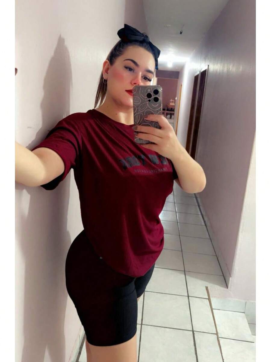 Camiseta de hombros caídos con gráfico de letra - vino - Ver 1