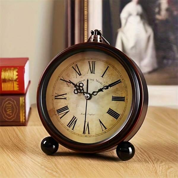 RUISUNG 1 pièce Réveil vintage simulé, horloge de bureau silencieuse sans tic-tac fonctionnant sur pile, design simple de 4 pouces, cadran avec chiffres arabes et romains. Idéal comme cadeau de retour à l'école pour le salon, la chambre, la table de chevet, le bureau. Grand affichage, fonction de rappel, facile à utiliser et assez fort pour les gros dormeurs, adultes, personnes âgées. Cadeau de Saint-Valentin, anniversaire, remise des diplômes. Décoration de chambre, dortoir, rentrée scolaire.