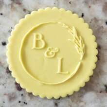 Personalize o texto com 2 cortadores de decoração de bolo em formato de biscoito, modelos de bolo de açúcar DIY, molde de emboss de nome de bolo de casamento em argila/fondant, carimbo emboss de biscoito/bolacha feito à mão, multifuncional, durável, anti-mofo, ornamental, reutilizável, requintado, estiloso, de alta qualidade, fofo, moderno, personalizado, único, presentes ideais para ele, presentes ideais para ela, namorado, namorada, pai, mãe, família, amigos, filho, filha, crianças, cozinha, sala de jantar, quarto, escritório, sala de estar, casa, jardim, sala de chá, para aniversários, para casamentos, para aquecimento de casa, para formatura