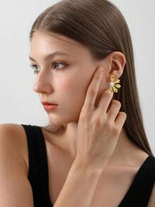 A Pair Of Luxurious And High-End Titanium Steel Flower Earrings With Pearl Stamens Suitable For Women's Daily Wear
