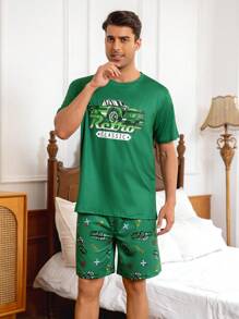 男士短袖图案 T 恤和全印花短裤睡衣套装