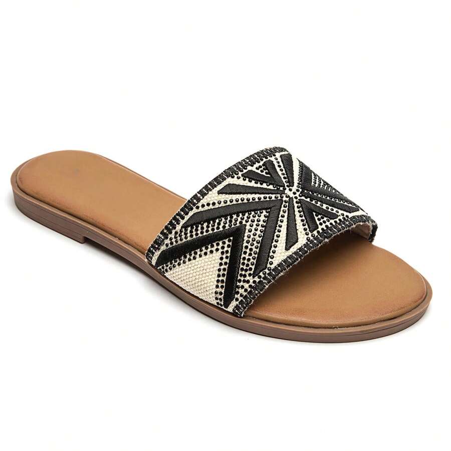 Sandalias tipo chanclas con diseño de correa geométrica y detalles con tachuelas para uso casual