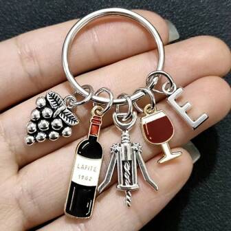 26 Portachiavi unici con stile alfabeto, apribottiglie per vino e pendente a forma di uva, regalo creativo per gli amanti del vino, portachiavi casual in lega di zinco, adatto come accessorio per auto, borsa, scuola, lettera carina in stile gotico e Y2K, adatto per tutte le stagioni