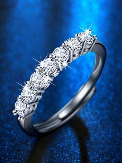 خاتم ذو 7 أحجار كريمة مويسانيت من فئة D اللون، درجة وضوح VVS، قطع أميري، مع حزام مفتوح. الحجر الرئيسي بوزن 10 نقطة على 7 نقطة بإجمالي 70 نقطة. إشراقًا ولمعانًا رائعين. مناسب للنساء للخطوبة والزواج وهدايا الصداقة وحفلات الزفاف والحفلات الراقية واليومية واحتفالات العطلات. يمكن أن يكون هدية مميزة لأفضل صديق