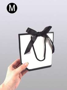 10 pièces/5 pièces/1 pièce Sacs fourre-tout cadeaux avec décoration de nœud noir et blanc simple. Grands sacs de transport en papier blanc. Sacs de shopping de couleur unie. Fournitures pour petites entreprises. Fête des pères, Fête des mères, rentrée scolaire, mariage d'été, anniversaire. Sacs cadeaux de qualité supérieure. Les meilleurs et les moins chers. Faveurs de mariage. Les meilleurs sacs cadeaux pour la famille et les amis