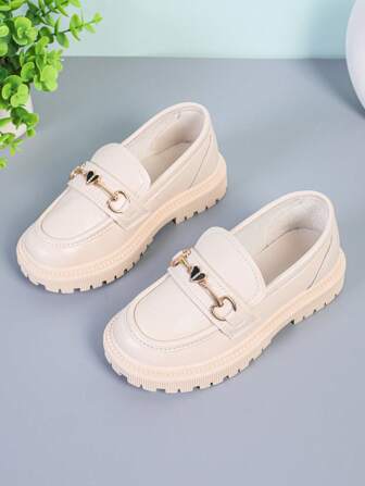 1 paire de chaussures plates beige clair grande taille pour petites filles, en PU uni avec motif cœur en métal, bout rond, confortables et à la mode, idéales pour les bébés de 3 à 12 ans, idéales pour un usage quotidien.