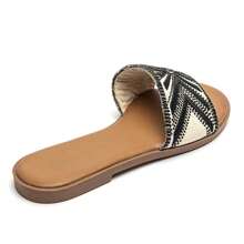 Sandalias tipo chanclas con diseño de correa geométrica y detalles con tachuelas para uso casual