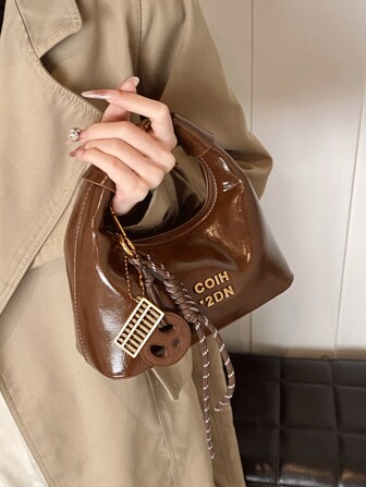 新款时尚百搭纯色PU防水面料，字母图案装饰设计，拉链开合，手提包，方包，酒红色包包，带吊坠装饰设计，可斜挎，适合逛街。