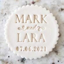 Personalize o texto com 2 cortadores de decoração de bolo em formato de biscoito, modelos de bolo de açúcar DIY, molde de emboss de nome de bolo de casamento em argila/fondant, carimbo emboss de biscoito/bolacha feito à mão, multifuncional, durável, anti-mofo, ornamental, reutilizável, requintado, estiloso, de alta qualidade, fofo, moderno, personalizado, único, presentes ideais para ele, presentes ideais para ela, namorado, namorada, pai, mãe, família, amigos, filho, filha, crianças, cozinha, sala de jantar, quarto, escritório, sala de estar, casa, jardim, sala de chá, para aniversários, para casamentos, para aquecimento de casa, para formatura