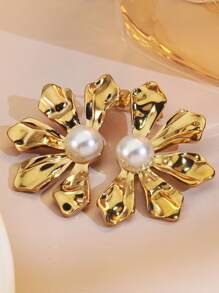 A Pair Of Luxurious And High-End Titanium Steel Flower Earrings With Pearl Stamens Suitable For Women's Daily Wear