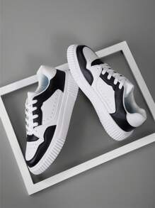 Scarpe da ginnastica casual, leggere e versatili, da uomo, da esterno, con punta tonda, bianche e nere, traspiranti, stile scuola, con lacci, a collo basso o alto