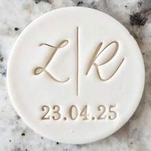 Personalize o texto com 2 cortadores de decoração de bolo em formato de biscoito, modelos de bolo de açúcar DIY, molde de emboss de nome de bolo de casamento em argila/fondant, carimbo emboss de biscoito/bolacha feito à mão, multifuncional, durável, anti-mofo, ornamental, reutilizável, requintado, estiloso, de alta qualidade, fofo, moderno, personalizado, único, presentes ideais para ele, presentes ideais para ela, namorado, namorada, pai, mãe, família, amigos, filho, filha, crianças, cozinha, sala de jantar, quarto, escritório, sala de estar, casa, jardim, sala de chá, para aniversários, para casamentos, para aquecimento de casa, para formatura