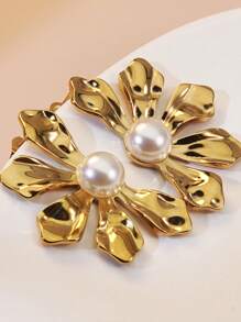 A Pair Of Luxurious And High-End Titanium Steel Flower Earrings With Pearl Stamens Suitable For Women's Daily Wear