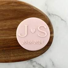Personalize o texto com 2 cortadores de decoração de bolo em formato de biscoito, modelos de bolo de açúcar DIY, molde de emboss de nome de bolo de casamento em argila/fondant, carimbo emboss de biscoito/bolacha feito à mão, multifuncional, durável, anti-mofo, ornamental, reutilizável, requintado, estiloso, de alta qualidade, fofo, moderno, personalizado, único, presentes ideais para ele, presentes ideais para ela, namorado, namorada, pai, mãe, família, amigos, filho, filha, crianças, cozinha, sala de jantar, quarto, escritório, sala de estar, casa, jardim, sala de chá, para aniversários, para casamentos, para aquecimento de casa, para formatura
