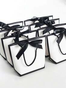 10 pièces/5 pièces/1 pièce Sacs fourre-tout cadeaux avec décoration de nœud noir et blanc simple. Grands sacs de transport en papier blanc. Sacs de shopping de couleur unie. Fournitures pour petites entreprises. Fête des pères, Fête des mères, rentrée scolaire, mariage d'été, anniversaire. Sacs cadeaux de qualité supérieure. Les meilleurs et les moins chers. Faveurs de mariage. Les meilleurs sacs cadeaux pour la famille et les amis