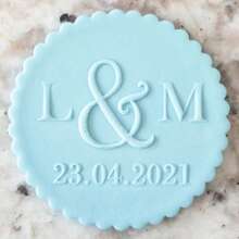 Personalize o texto com 2 cortadores de decoração de bolo em formato de biscoito, modelos de bolo de açúcar DIY, molde de emboss de nome de bolo de casamento em argila/fondant, carimbo emboss de biscoito/bolacha feito à mão, multifuncional, durável, anti-mofo, ornamental, reutilizável, requintado, estiloso, de alta qualidade, fofo, moderno, personalizado, único, presentes ideais para ele, presentes ideais para ela, namorado, namorada, pai, mãe, família, amigos, filho, filha, crianças, cozinha, sala de jantar, quarto, escritório, sala de estar, casa, jardim, sala de chá, para aniversários, para casamentos, para aquecimento de casa, para formatura