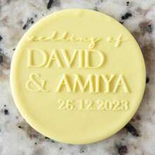 Personalize o texto com 2 cortadores de decoração de bolo em formato de biscoito, modelos de bolo de açúcar DIY, molde de emboss de nome de bolo de casamento em argila/fondant, carimbo emboss de biscoito/bolacha feito à mão, multifuncional, durável, anti-mofo, ornamental, reutilizável, requintado, estiloso, de alta qualidade, fofo, moderno, personalizado, único, presentes ideais para ele, presentes ideais para ela, namorado, namorada, pai, mãe, família, amigos, filho, filha, crianças, cozinha, sala de jantar, quarto, escritório, sala de estar, casa, jardim, sala de chá, para aniversários, para casamentos, para aquecimento de casa, para formatura