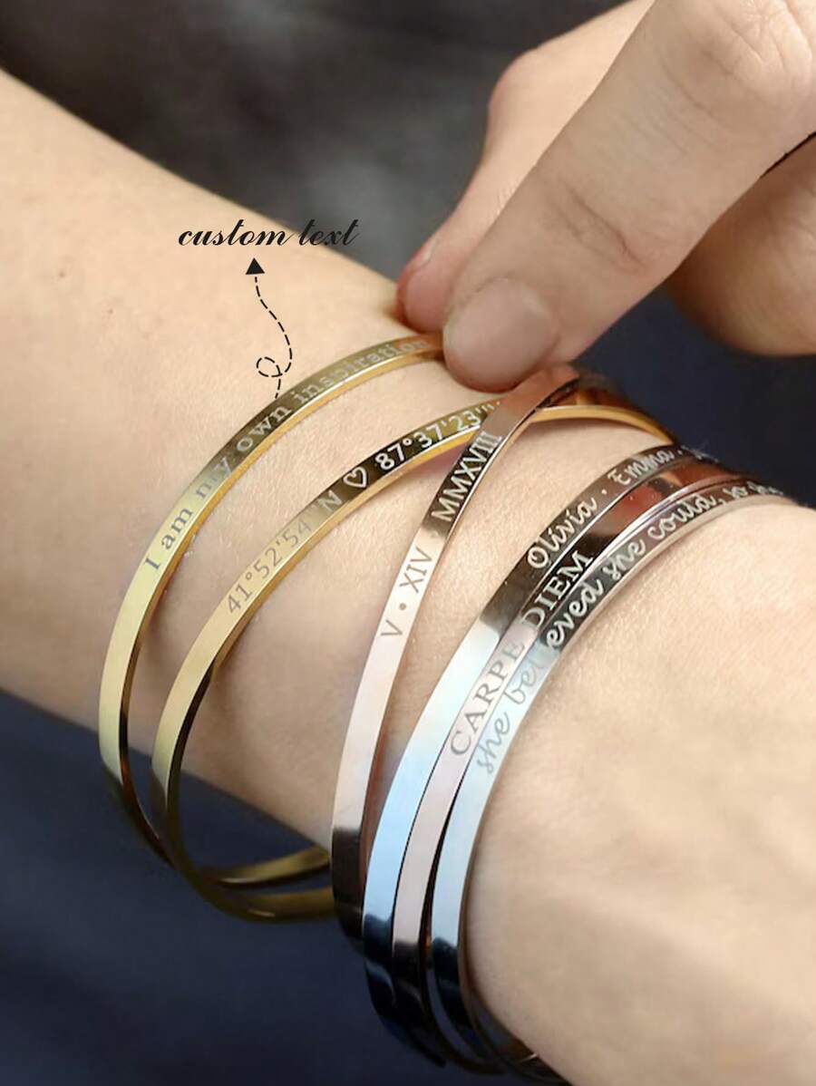 1 pièce Bracelet personnalisé, Manchette gravée pour femmes, Bracelet personnalisé avec nom, Coordonnées empilées, Cadeau de demoiselle d'honneur, Cadeau de la Saint-Valentin personnalisé. Or, Argent, Or rose, Élégant, Coloré, Vintage, Simple, Unisexe, Décontracté, Mignon, Personnalisé, Unique, Cadeau idéal pour lui, Cadeau idéal pour elle, Elle, Petit ami, Petite amie, Papa, Maman, Famille, Amis, Pour les anniversaires, Pour les diplômes, Pour le bal, Pour la fête, Cadeaux de la fête des mères pour les femmes