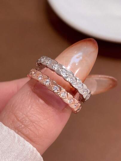 1枚复古菱形锆石戒指，925纯银材质，轻盈奢华，高端精致，适合作为生日、舞会、派对礼物送给女孩。