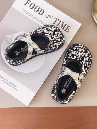 1 双纯色时尚简约闪光玛丽珍平底鞋，适合女孩穿着舒适