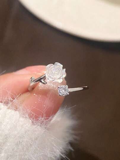 1件銀色牡丹形可調整的婚禮/新娘/伴娘戒指，配以鑽石細節，適用於日常生活、婚禮、派對、約會、購物等場合，波西米亞風格