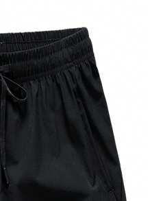 男士冰丝速干套装，橙黑拼色流畅剪裁。健身、跑步、训练服装，夏季吸汗