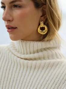1 par de aretes de acero inoxidable con dorado en diseño geométrico asimétrico, versátiles para mujer en ocasiones formales y uso diario