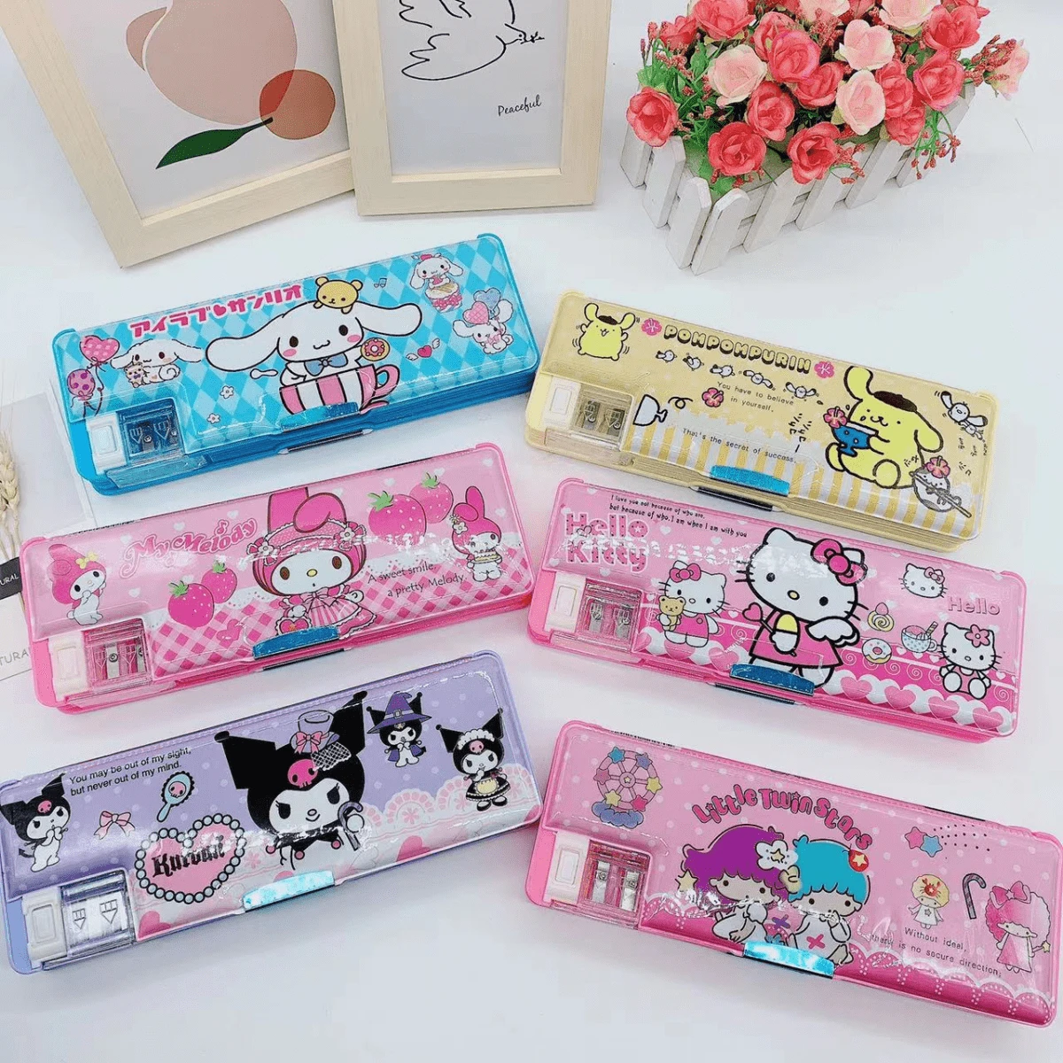 Sanrio Estuche para lápices de Kuromi lindo con sacapuntas, bolsa para bolígrafos de Hello Kitty rosa, organizador de útiles escolares y de oficina con regla y borrador de My Melody, portaplumas de Pochacco, adornos de Cinnamoroll, regalos para el aprecio de los maestros, artículos autorizados de Sanrio, de vuelta a la escuela, útiles escolares, estuche para lápices, mochila escolar.