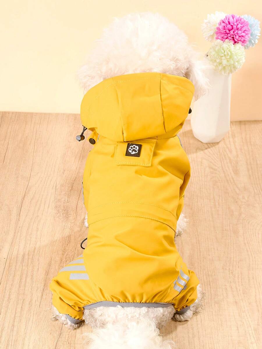 Impermeable para perro de poliéster ligero con tiras reflectantes, que cubre las cuatro patas en amarillo brillante. Chaqueta impermeable para mascotas, adecuada para perros pequeños y grandes para usar todo el año en otoño (no apta para razas grandes).