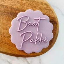 Personalize o texto com 2 cortadores de decoração de bolo em formato de biscoito, modelos de bolo de açúcar DIY, molde de emboss de nome de bolo de casamento em argila/fondant, carimbo emboss de biscoito/bolacha feito à mão, multifuncional, durável, anti-mofo, ornamental, reutilizável, requintado, estiloso, de alta qualidade, fofo, moderno, personalizado, único, presentes ideais para ele, presentes ideais para ela, namorado, namorada, pai, mãe, família, amigos, filho, filha, crianças, cozinha, sala de jantar, quarto, escritório, sala de estar, casa, jardim, sala de chá, para aniversários, para casamentos, para aquecimento de casa, para formatura