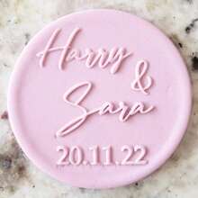 Personalize o texto com 2 cortadores de decoração de bolo em formato de biscoito, modelos de bolo de açúcar DIY, molde de emboss de nome de bolo de casamento em argila/fondant, carimbo emboss de biscoito/bolacha feito à mão, multifuncional, durável, anti-mofo, ornamental, reutilizável, requintado, estiloso, de alta qualidade, fofo, moderno, personalizado, único, presentes ideais para ele, presentes ideais para ela, namorado, namorada, pai, mãe, família, amigos, filho, filha, crianças, cozinha, sala de jantar, quarto, escritório, sala de estar, casa, jardim, sala de chá, para aniversários, para casamentos, para aquecimento de casa, para formatura