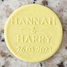 Personalize o texto com 2 cortadores de decoração de bolo em formato de biscoito, modelos de bolo de açúcar DIY, molde de emboss de nome de bolo de casamento em argila/fondant, carimbo emboss de biscoito/bolacha feito à mão, multifuncional, durável, anti-mofo, ornamental, reutilizável, requintado, estiloso, de alta qualidade, fofo, moderno, personalizado, único, presentes ideais para ele, presentes ideais para ela, namorado, namorada, pai, mãe, família, amigos, filho, filha, crianças, cozinha, sala de jantar, quarto, escritório, sala de estar, casa, jardim, sala de chá, para aniversários, para casamentos, para aquecimento de casa, para formatura