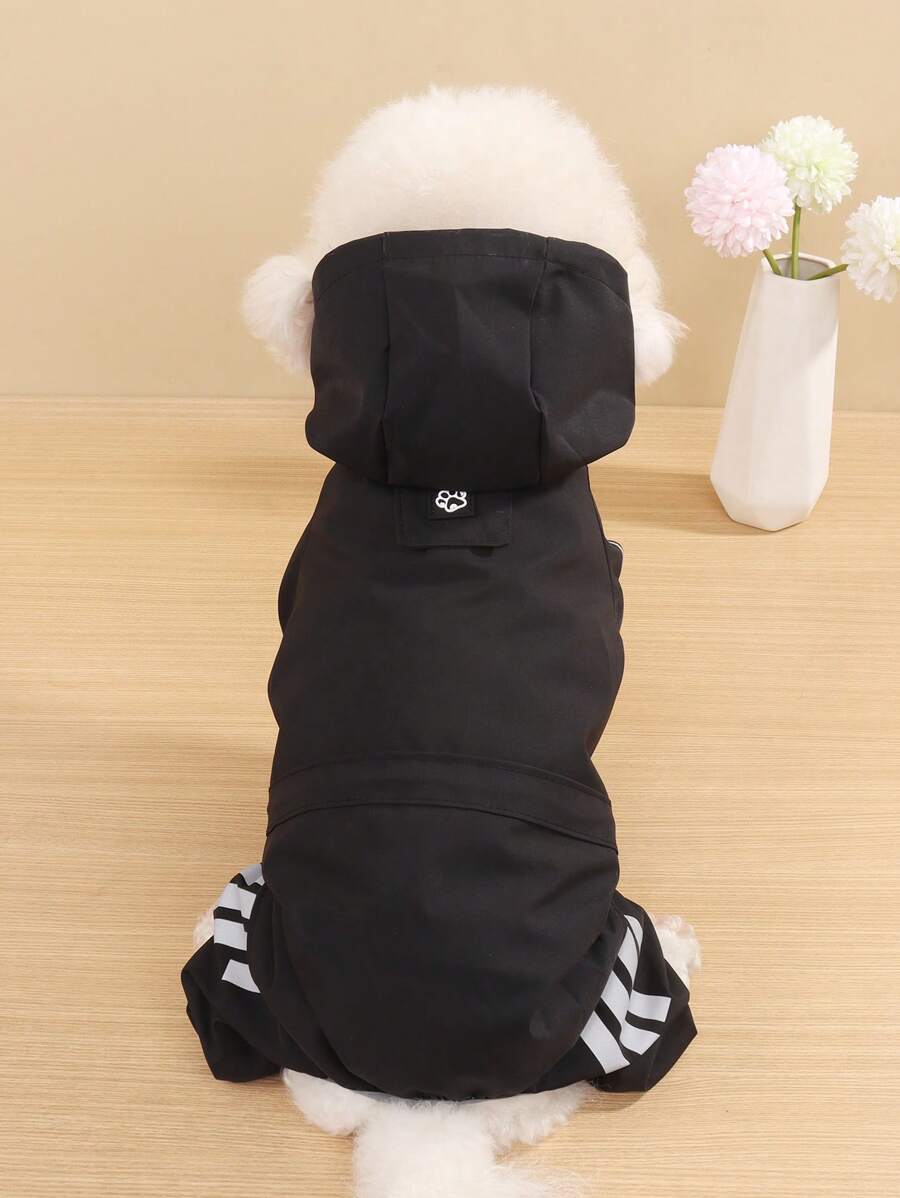 Un impermeable de poliéster ligero para perros con tiras reflectantes, que cubre las cuatro patas en color negro sólido. Esta chaqueta impermeable para mascotas es adecuada para perros pequeños tipo teddy y perros grandes para usar todo el año en otoño (no apta para perros muy grandes).