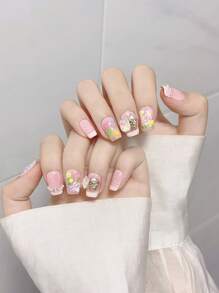 10 件法式短方形手工按压指甲套装甜美、温柔和清晰的 3D 蝴蝶珍珠手绘小花朵花瓣装饰超级贴合自然可重复使用适合女性和女孩办公室日常适合春夏佩戴假指甲包括果冻胶和指甲锉。