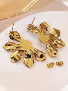 A Pair Of Luxurious And High-End Titanium Steel Flower Earrings With Pearl Stamens Suitable For Women's Daily Wear