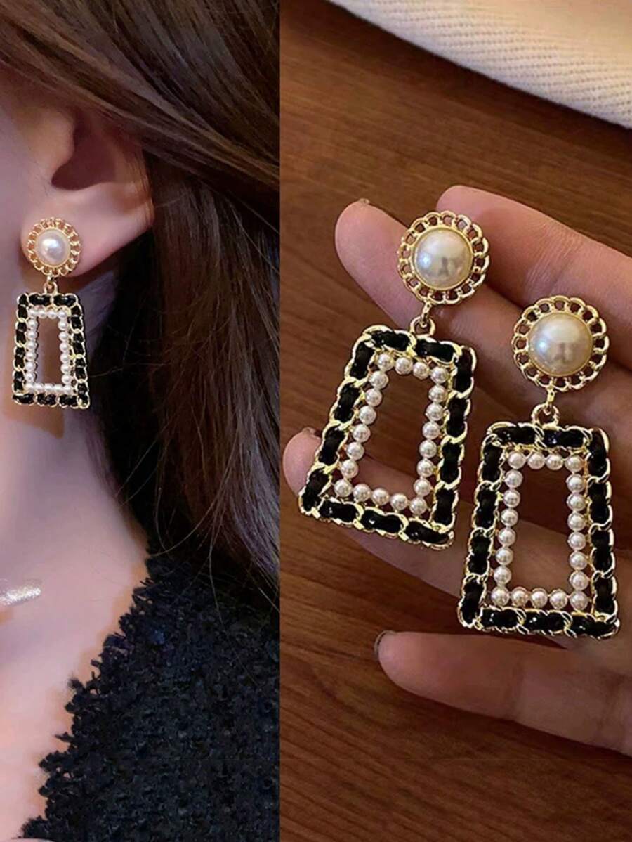 1 paire de boucles d'oreilles cloutées élégantes noires à volants avec de fausses perles, boucles d'oreilles géométriques rétro sophistiquées et personnalisées