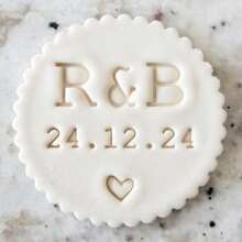 Personalize o texto com 2 cortadores de decoração de bolo em formato de biscoito, modelos de bolo de açúcar DIY, molde de emboss de nome de bolo de casamento em argila/fondant, carimbo emboss de biscoito/bolacha feito à mão, multifuncional, durável, anti-mofo, ornamental, reutilizável, requintado, estiloso, de alta qualidade, fofo, moderno, personalizado, único, presentes ideais para ele, presentes ideais para ela, namorado, namorada, pai, mãe, família, amigos, filho, filha, crianças, cozinha, sala de jantar, quarto, escritório, sala de estar, casa, jardim, sala de chá, para aniversários, para casamentos, para aquecimento de casa, para formatura