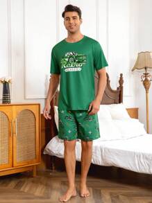 男士短袖图案 T 恤和全印花短裤睡衣套装
