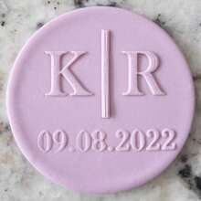 Personalize o texto com 2 cortadores de decoração de bolo em formato de biscoito, modelos de bolo de açúcar DIY, molde de emboss de nome de bolo de casamento em argila/fondant, carimbo emboss de biscoito/bolacha feito à mão, multifuncional, durável, anti-mofo, ornamental, reutilizável, requintado, estiloso, de alta qualidade, fofo, moderno, personalizado, único, presentes ideais para ele, presentes ideais para ela, namorado, namorada, pai, mãe, família, amigos, filho, filha, crianças, cozinha, sala de jantar, quarto, escritório, sala de estar, casa, jardim, sala de chá, para aniversários, para casamentos, para aquecimento de casa, para formatura