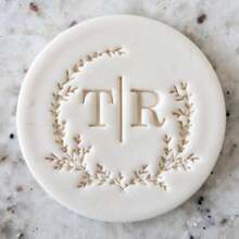 Personalize o texto com 2 cortadores de decoração de bolo em formato de biscoito, modelos de bolo de açúcar DIY, molde de emboss de nome de bolo de casamento em argila/fondant, carimbo emboss de biscoito/bolacha feito à mão, multifuncional, durável, anti-mofo, ornamental, reutilizável, requintado, estiloso, de alta qualidade, fofo, moderno, personalizado, único, presentes ideais para ele, presentes ideais para ela, namorado, namorada, pai, mãe, família, amigos, filho, filha, crianças, cozinha, sala de jantar, quarto, escritório, sala de estar, casa, jardim, sala de chá, para aniversários, para casamentos, para aquecimento de casa, para formatura