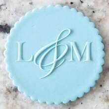 Personalize o texto com 2 cortadores de decoração de bolo em formato de biscoito, modelos de bolo de açúcar DIY, molde de emboss de nome de bolo de casamento em argila/fondant, carimbo emboss de biscoito/bolacha feito à mão, multifuncional, durável, anti-mofo, ornamental, reutilizável, requintado, estiloso, de alta qualidade, fofo, moderno, personalizado, único, presentes ideais para ele, presentes ideais para ela, namorado, namorada, pai, mãe, família, amigos, filho, filha, crianças, cozinha, sala de jantar, quarto, escritório, sala de estar, casa, jardim, sala de chá, para aniversários, para casamentos, para aquecimento de casa, para formatura