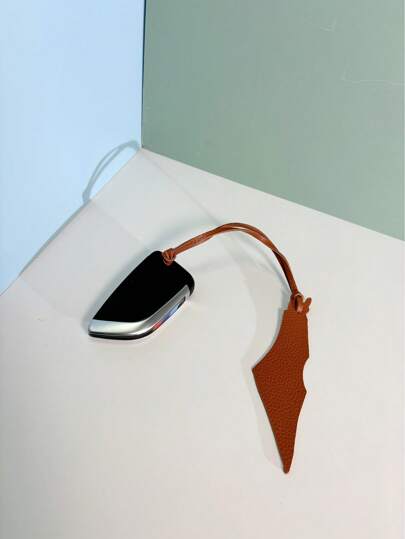 1件纯色PU材质，时尚简约，百搭有趣的地图图案，可用作汽车钥匙扣、汽车挂件、背包挂件、单肩包挂件、斜挎包挂件、手提包挂件、腋下包挂件、手提袋挂件、其他收纳袋挂件、裤腰挂件、行李箱挂件、防丢标签、挂牌挂件，适合情侣、学生、男士、女士、工作、通勤、日常约会、假期、旅行和商务出行，适合赠送给女朋友、男朋友、母亲，作为小礼物、生日礼物。