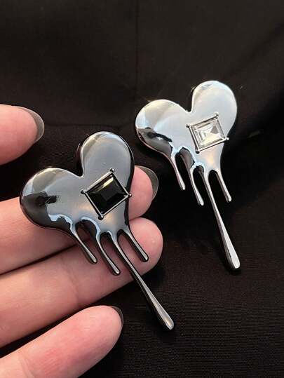 创意熔岩心形胸针，金属合金镶嵌水钻，熔岩心形珐琅翻领别针，可装饰西装、牛仔裤、围巾等服饰，是馈赠亲友的绝佳礼物。