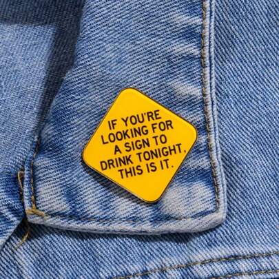 [Plast] OM DU LETAR EFTER EN SKYLT ATT DRICKA IKVÄLL ÄR DET HÄR Plast Akryl Brosch Anpassade Dekorativa Broscher Ornament Kavajväska Märken Smycken Presenter 2025 Ny Stil Jul