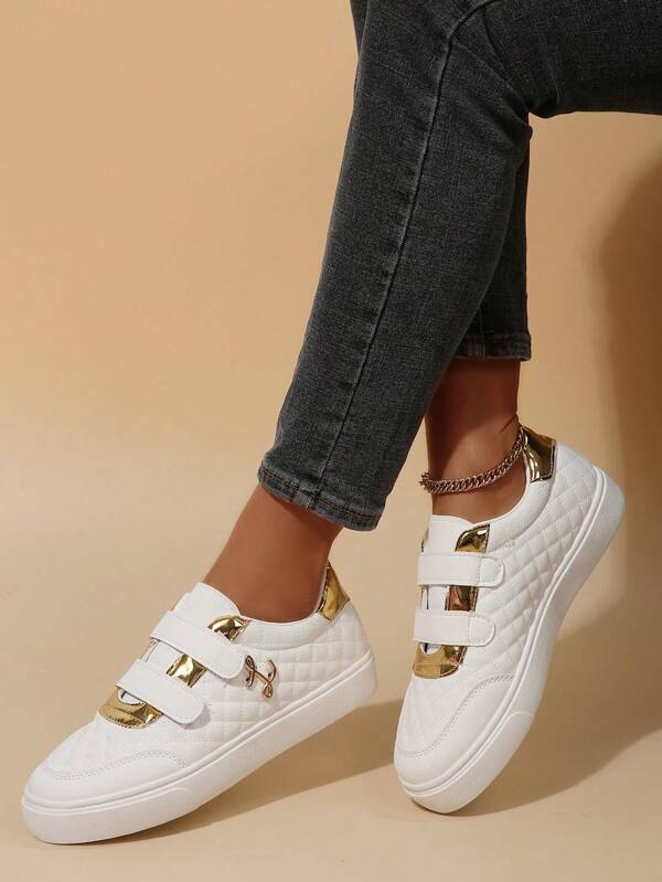 Damen Weiße Sneaker in Große Größen mit Klettverschluss, modische flache Plateau-Schuhe mit goldfarbener Metallverzierung, vielseitig einsetzbar für Studenten und Alltagsmode