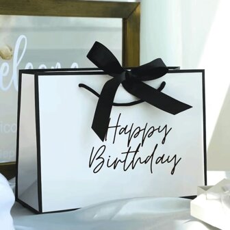 1PC Happy Birthday Gift Bag, Papieren Brief Print Gift Bag, Lichtgewicht & Opvouwbare Boodschappentas, Verjaardagscadeau Tas Voor Vrienden, Zus, Moeder, Oma, Zwart & Witte Verjaardagscadeau Tas