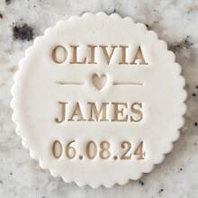 Personalize o texto com 2 cortadores de decoração de bolo em formato de biscoito, modelos de bolo de açúcar DIY, molde de emboss de nome de bolo de casamento em argila/fondant, carimbo emboss de biscoito/bolacha feito à mão, multifuncional, durável, anti-mofo, ornamental, reutilizável, requintado, estiloso, de alta qualidade, fofo, moderno, personalizado, único, presentes ideais para ele, presentes ideais para ela, namorado, namorada, pai, mãe, família, amigos, filho, filha, crianças, cozinha, sala de jantar, quarto, escritório, sala de estar, casa, jardim, sala de chá, para aniversários, para casamentos, para aquecimento de casa, para formatura
