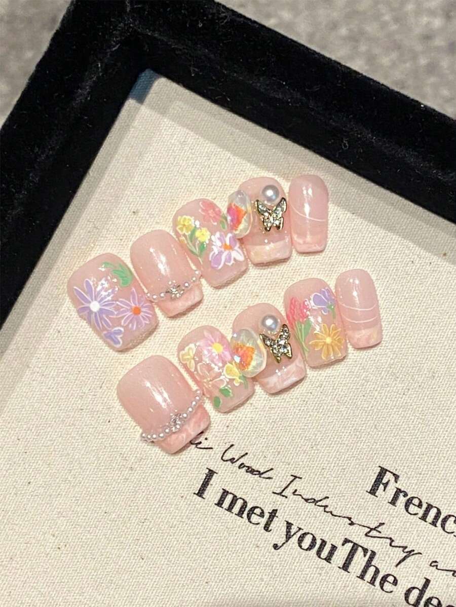 10 件法式短方形手工按压指甲套装甜美、温柔和清晰的 3D 蝴蝶珍珠手绘小花朵花瓣装饰超级贴合自然可重复使用适合女性和女孩办公室日常适合春夏佩戴假指甲包括果冻胶和指甲锉。